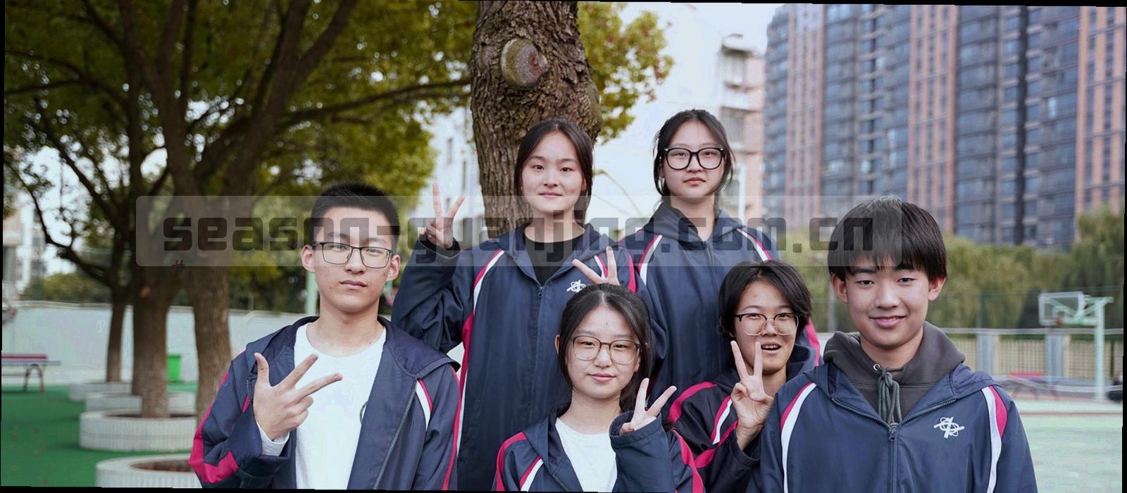 电竞馆顶部灯阵与主舞台轮廓的广角画面，暗调高对比，光线沿舞台边缘排列